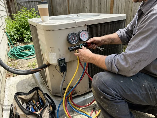 Refrigeration gauges connected to a heat pump service port
